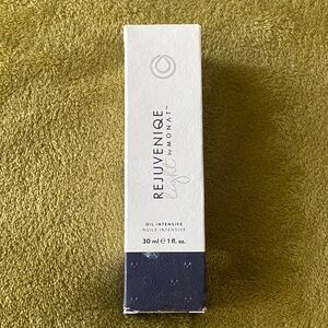 Monat Rejuveniqe Light Oil Intensive - White and Black